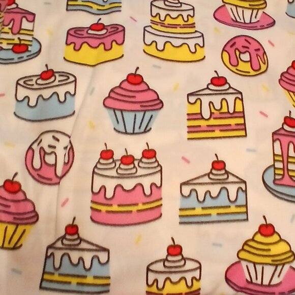 Anti Pill Polyester Fleece Fabric - Cartoon Cupcakes Pattern - Picture 2 of 3